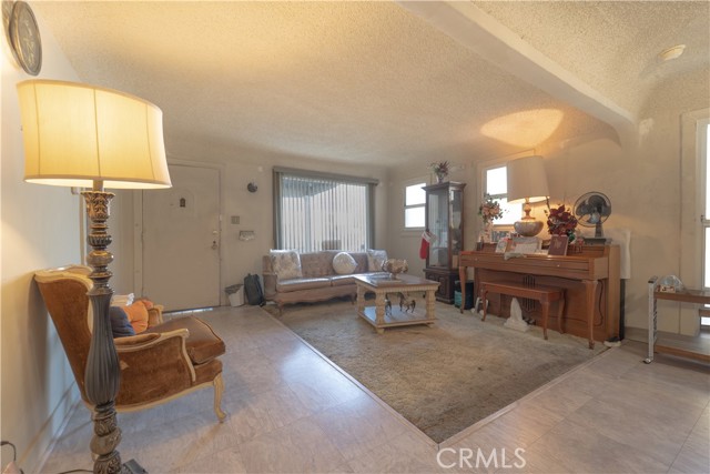 Detail Gallery Image 4 of 39 For 1706 W 65th Pl, Los Angeles,  CA 90047 - 3 Beds | 1 Baths