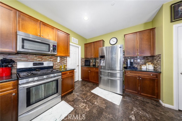 Detail Gallery Image 10 of 35 For 5537 Hartness Ct, Fontana,  CA 92336 - 4 Beds | 3/1 Baths