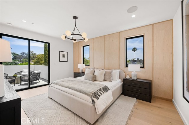555 N Plymouth Boulevard, Los Angeles CA: https://media.crmls.org/medias/2952399d-5e55-4ce6-bd57-2c821f0589fe.jpg