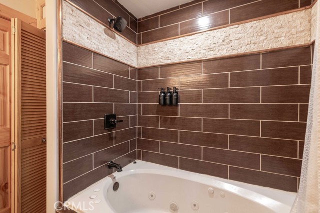 893 Silver Tip Drive, Big Bear CA: https://media.crmls.org/medias/2952cd15-9f07-46ea-b8a9-615a2f96cf7b.jpg