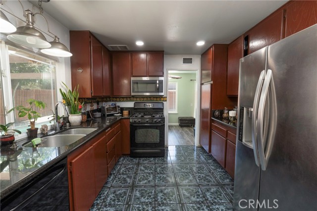 3886 New Haven Drive, Riverside CA: https://media.crmls.org/medias/29561cd9-a3df-4be3-8cd3-90c8f2e65d31.jpg