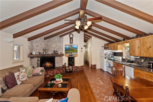 Detail Gallery Image 3 of 43 For 645 Santa Barbara Ave, Sugarloaf,  CA 92386 - 4 Beds | 3 Baths