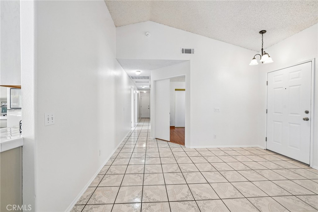 https://media.crmls.org/medias/295ca698-0a68-4233-8c2e-d95dc5300a01.jpg?preset=X-Large
