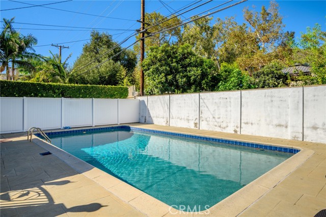 2225 East Glenoaks Boulevard photo 37