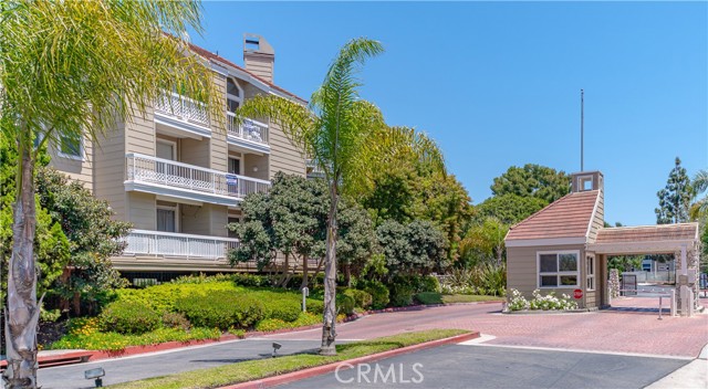 20251 Cape Coral Lane, Huntington Beach CA: https://media.crmls.org/medias/295d2f0f-74e8-4fe5-b5aa-537c9a5d2a97.jpg