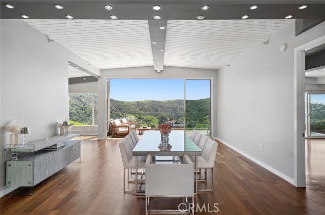 2085 Temple Hills Drive, Laguna Beach CA: https://media.crmls.org/medias/295f6507-4e4f-4647-a273-b49bf04a8c6b.jpg