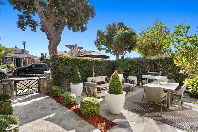 Detail Gallery Image 3 of 30 For 431 Narcissus Ave #1,  Corona Del Mar,  CA 92625 - 3 Beds | 3/1 Baths