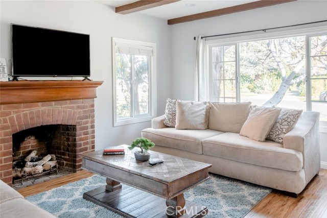 Detail Gallery Image 9 of 24 For 145 N Greenwood Ave, Pasadena,  CA 91107 - 4 Beds | 2/1 Baths