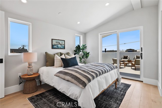 825 W Bay Avenue, Newport Beach CA: https://media.crmls.org/medias/2968ef71-c075-4b9a-9fe9-d831bc8ba689.jpg