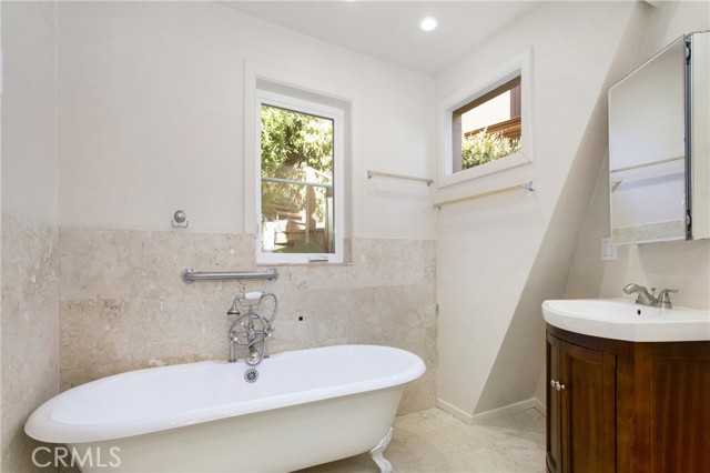 Detail Gallery Image 9 of 28 For 1108 Keller Way, Laguna Beach,  CA 92651 - 3 Beds | 3/1 Baths