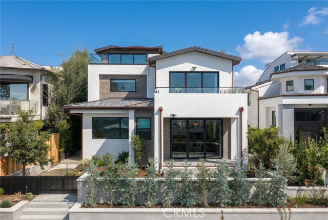 Detail Gallery Image 4 of 57 For 2212 Cliff Dr, Newport Beach,  CA 92663 - 5 Beds | 5/1 Baths