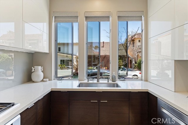 29 W Neapolitan Lane, Long Beach CA: https://media.crmls.org/medias/296db0d9-b260-4708-a15b-376058d08921.jpg
