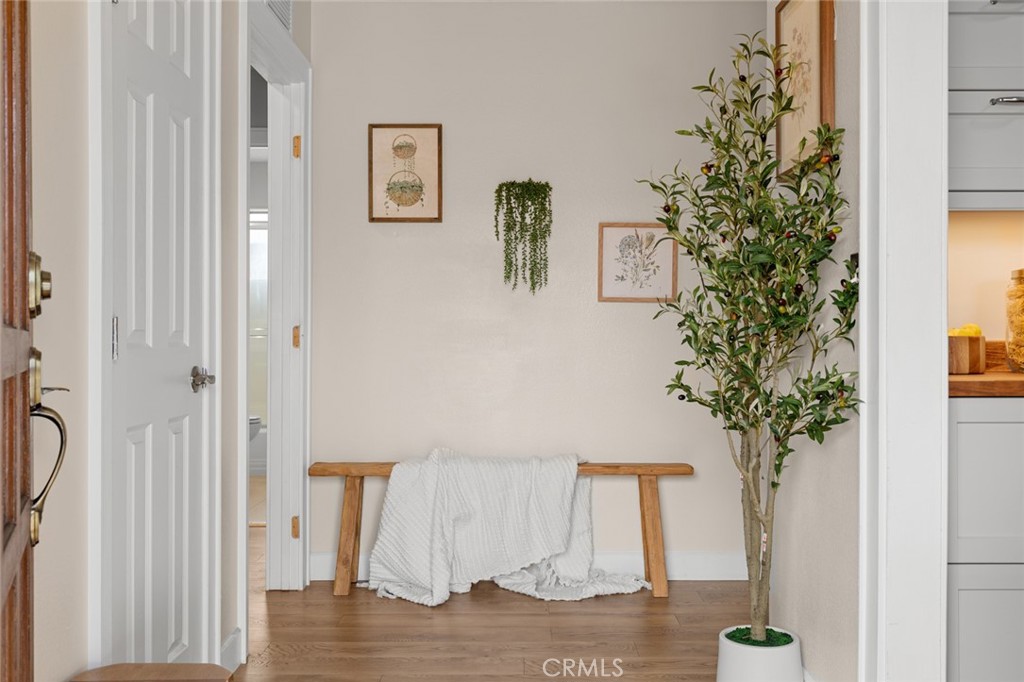 https://media.crmls.org/medias/2972152e-590e-4ddb-bc87-46c4bbfbc393.jpg?preset=X-Large