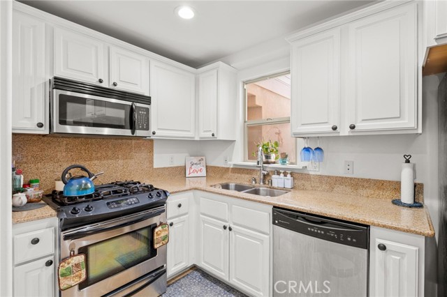 Detail Gallery Image 11 of 39 For 26404 Vermont Avenue #3,  Harbor City,  CA 90710 - 3 Beds | 1/1 Baths