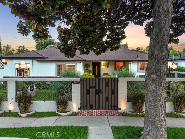 Detail Gallery Image 2 of 59 For 19120 Hartland St, Reseda,  CA 91335 - 5 Beds | 3 Baths