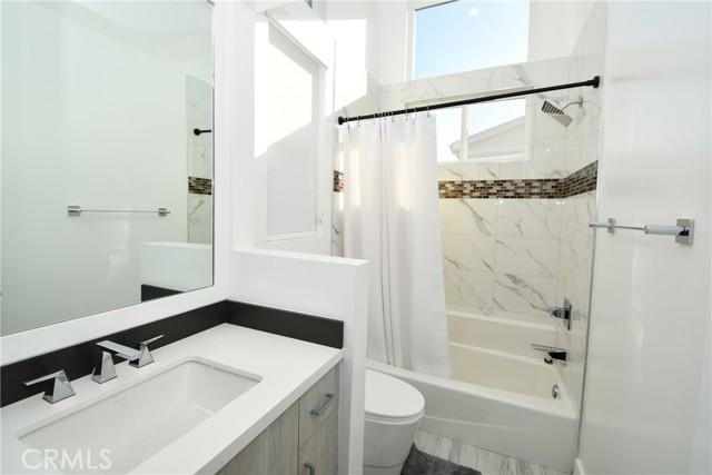 Ensuite bath w/2nd bdrm