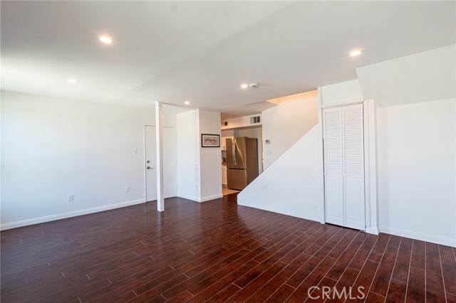 Detail Gallery Image 3 of 21 For 6155 Reseda Blvd #4,  Tarzana,  CA 91335 - 3 Beds | 2 Baths