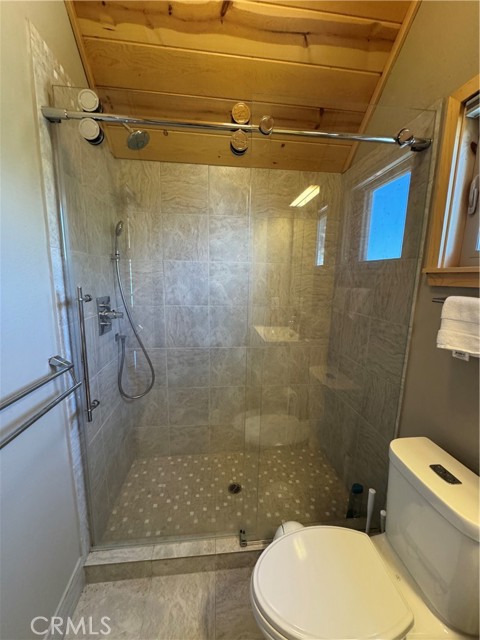 Detail Gallery Image 43 of 44 For 38532 N Shore Dr, Fawnskin,  CA 92333 - 3 Beds | 2/1 Baths