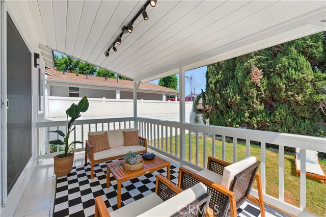 Detail Gallery Image 14 of 16 For 13021 Killion St, Sherman Oaks,  CA 91401 - 3 Beds | 2/1 Baths