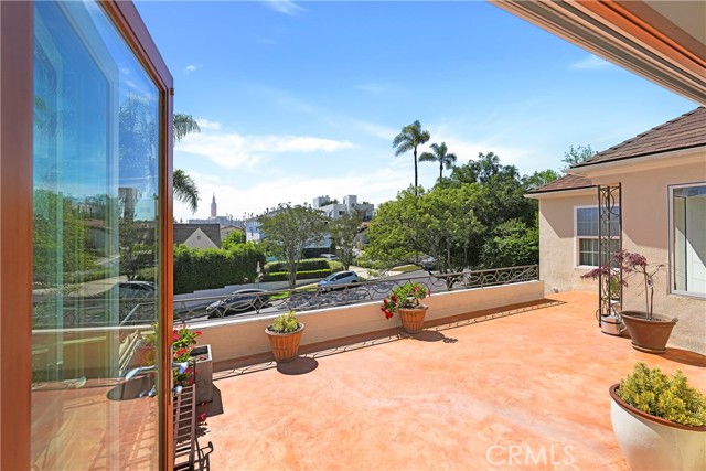 Detail Gallery Image 9 of 56 For 10707 Rochester, Los Angeles,  CA 90024 - 3 Beds | 3 Baths