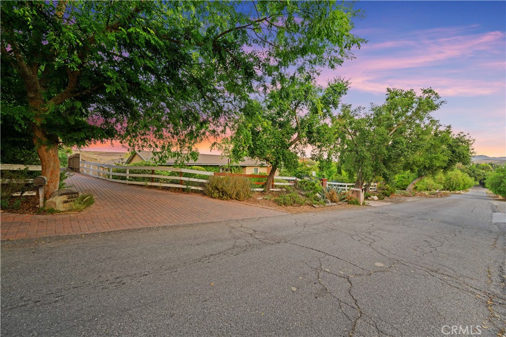 https://media.crmls.org/medias/2986c3e6-4c79-4654-b225-23258dca09cc.jpg?preset=X-Large
