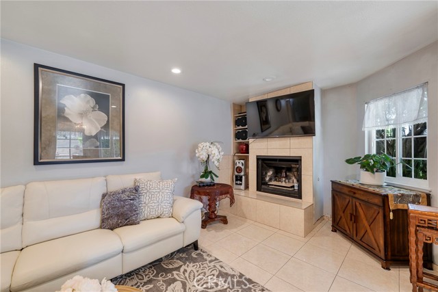 9909 Merced River Avenue, Fountain Valley CA: https://media.crmls.org/medias/29871e2b-05b6-43b5-8e3c-f12832d7d3aa.jpg