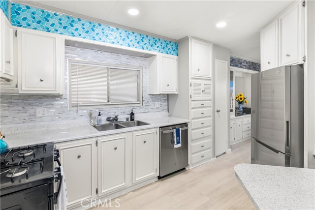 Detail Gallery Image 3 of 38 For 881 Lake Street, Hemet,  CA 92544 - 2 Beds | 2 Baths