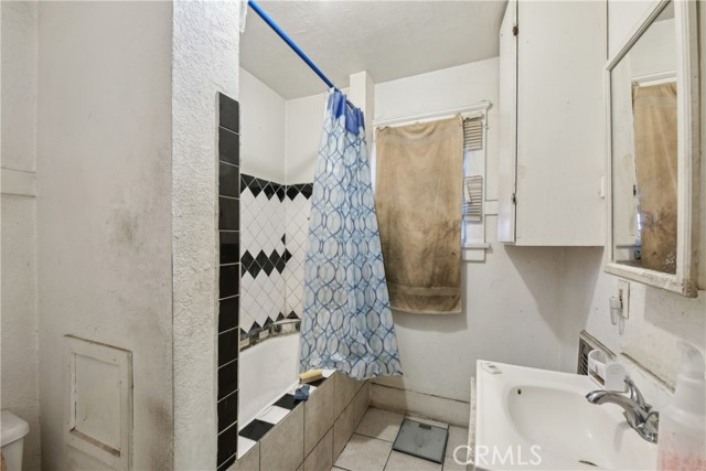 Detail Gallery Image 9 of 11 For 231 W 88th St, Los Angeles,  CA 90003 - 4 Beds | 3 Baths