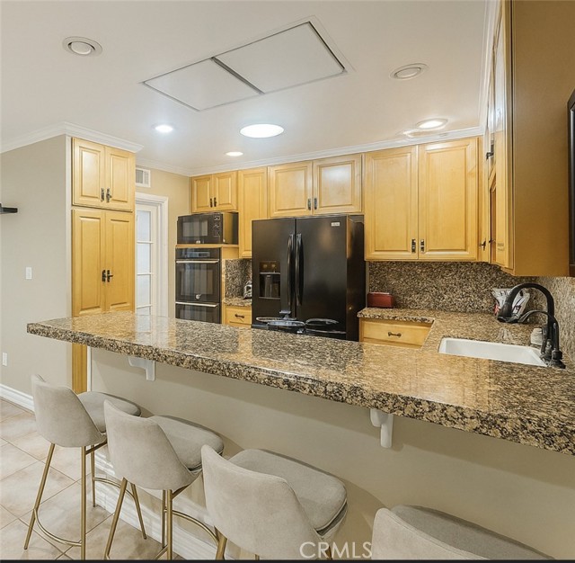 Detail Gallery Image 3 of 13 For 22252 Bassett St, Canoga Park,  CA 91303 - 4 Beds | 2 Baths