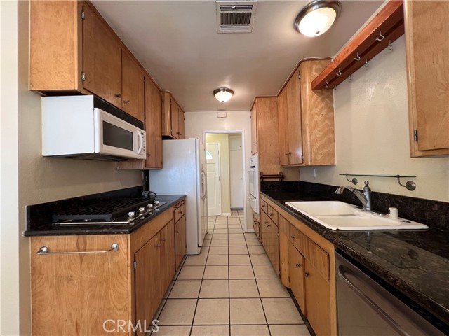 4075 Mount Vernon Avenue, Riverside CA: https://media.crmls.org/medias/29925466-090f-46d1-8409-f59928923dff.jpg
