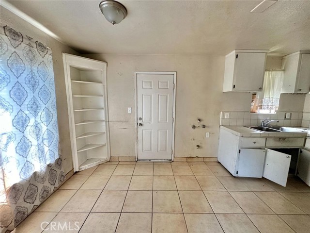 Detail Gallery Image 4 of 13 For 2242 S Holly Ave, Fresno,  CA 93706 - 2 Beds | 1 Baths