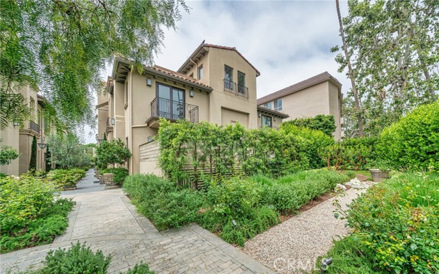 823 S Bundy Drive, Los Angeles CA: https://media.crmls.org/medias/29950ca0-6919-4d1a-8d01-b894ed43271b.jpg