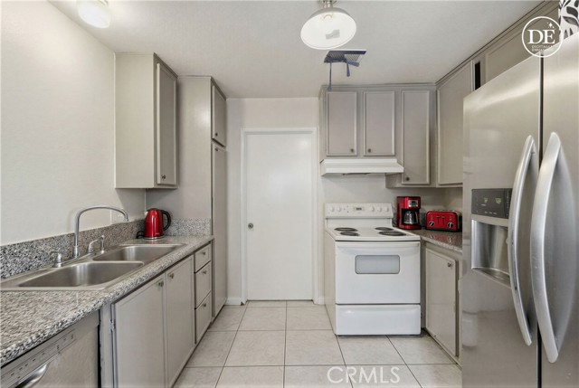 Detail Gallery Image 10 of 57 For 5428 E Snow Wood Cir #82,  Anaheim,  CA 92807 - 3 Beds | 1/1 Baths