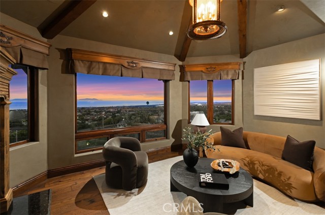 25 San Mateo Way, Corona del Mar CA: https://media.crmls.org/medias/29975cbb-110e-4396-a2ff-df0fc9251466.jpg
