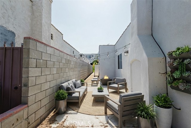 Detail Gallery Image 12 of 35 For 2226 Hauser Bld, Los Angeles,  CA 90016 - 3 Beds | 2 Baths