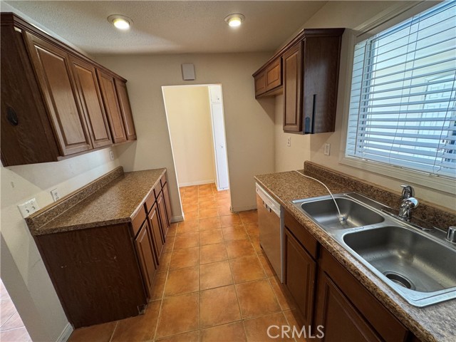 Detail Gallery Image 14 of 32 For 39643 Country Club Dr, Palmdale,  CA 93551 - 3 Beds | 2 Baths