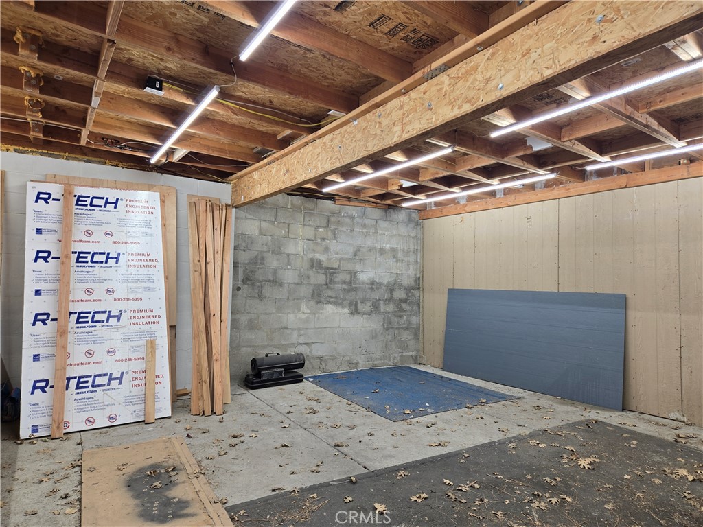 https://media.crmls.org/medias/29a04239-9a3a-4cde-b8fc-47ef5fee7f18.jpg?preset=X-Large