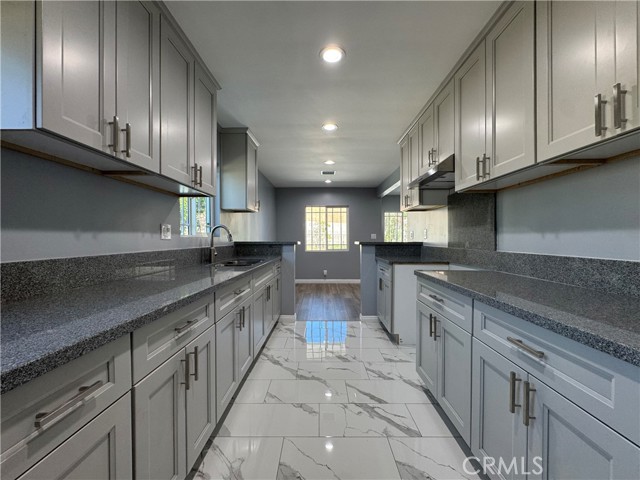 Detail Gallery Image 6 of 26 For 7611 Bloomington Ave, Burbank,  CA 91504 - 3 Beds | 2 Baths