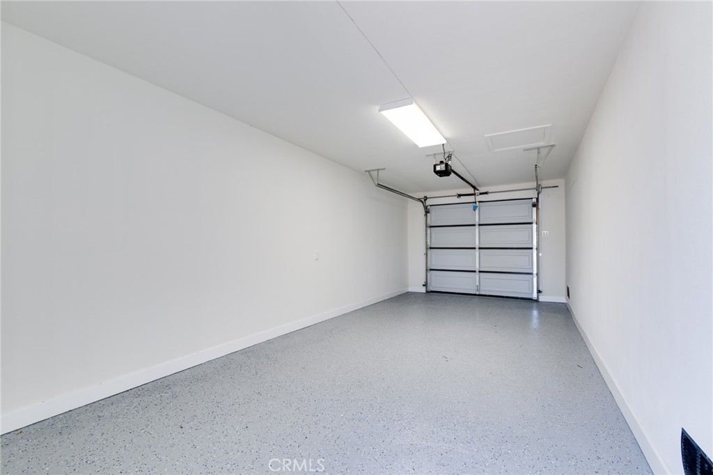 https://media.crmls.org/medias/29b0ecff-92aa-4299-8379-25da238adc86.jpg?preset=X-Large