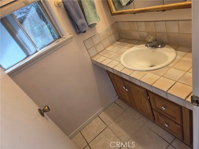 Detail Gallery Image 4 of 15 For 19040 Friar, Tarzana,  CA 91335 - 3 Beds | 1/1 Baths