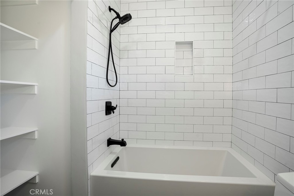 https://media.crmls.org/medias/29b43e0a-6af1-4dbc-9671-65f6c6ccf1ac.jpg?preset=X-Large