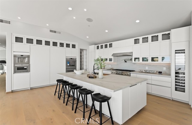 31 N Vista De Catalina, Laguna Beach CA: https://media.crmls.org/medias/29b86e9c-e74f-480b-9efb-68b52ba7b89a.jpg