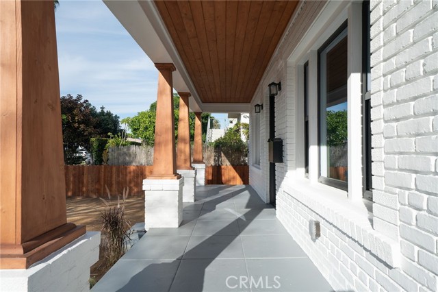 2342 S Cochran Avenue, Los Angeles CA: https://media.crmls.org/medias/29ba3627-0b61-4b81-942b-fa12bb2eca25.jpg