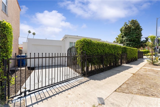 2820 La Brea Avenue, Los Angeles, California 90016, 3 Bedrooms Bedrooms, ,2 BathroomsBathrooms,Single Family Residence,For Sale,La Brea,DW24126685