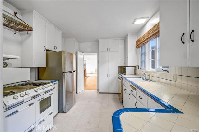 Detail Gallery Image 11 of 24 For 2007 Glenneyre St, Laguna Beach,  CA 92651 - 2 Beds | 2 Baths