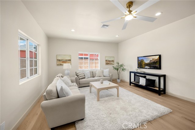 Detail Gallery Image 19 of 65 For 631 N Kenwood St, Burbank,  CA 91505 - 5 Beds | 3 Baths