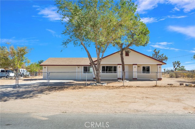 Detail Gallery Image 4 of 32 For 12419 Pawnee Rd, Apple Valley,  CA 92308 - 3 Beds | 2 Baths