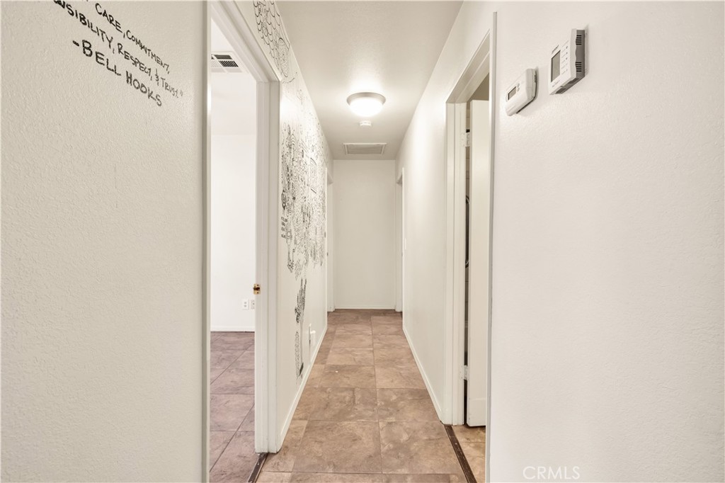 https://media.crmls.org/medias/29beecb2-11e9-4ad5-b546-7207542fe619.jpg?preset=X-Large