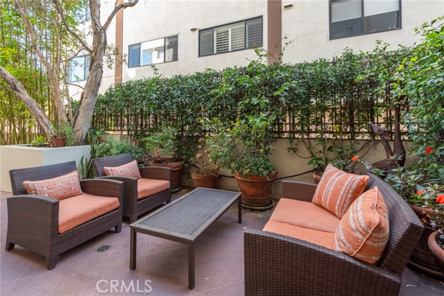 130 N Swall Drive, Beverly Hills CA: https://media.crmls.org/medias/29c1a80d-8db0-4b4a-b26b-6949c36ab572.jpg
