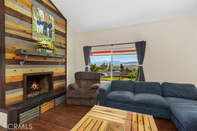 Detail Gallery Image 11 of 39 For 5425 Golden West, Jurupa Valley,  CA 92509 - 3 Beds | 3 Baths